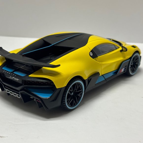 1:18 Bugatti Divo Metal Diecast With LED headlight & Taillight Yellow - Picture 4 of 8